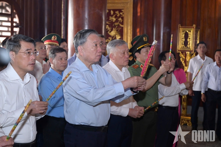 Tổng Bí thư Tô Lâm dâng hương tưởng nhớ Chủ tịch Hồ Chí Minh và các Anh hùng liệt sĩ tại Đặc khu Phú Quốc